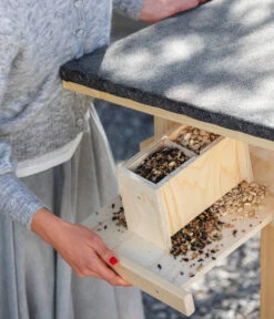 Dehner Natura Futterhaus Karwendel, Natur, Inkl. Ständer, Ca. B84,3/H127,2/T84,3 Cm -Gartenbedarf Geschäft 6622872 6622898 6622906 6622922 WE MO 012 NVHRofanKarwendel